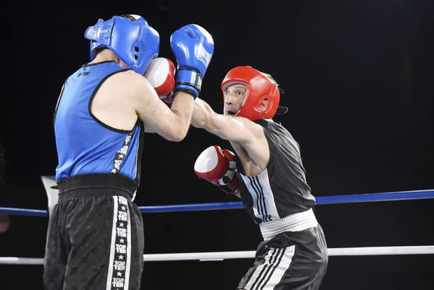 Il est monté sur le ring