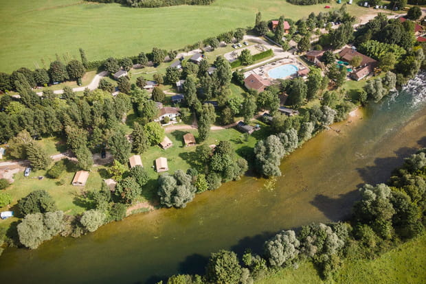 Huttopia La Plage Blanche, un camping au bord de la Loue dans le Jura