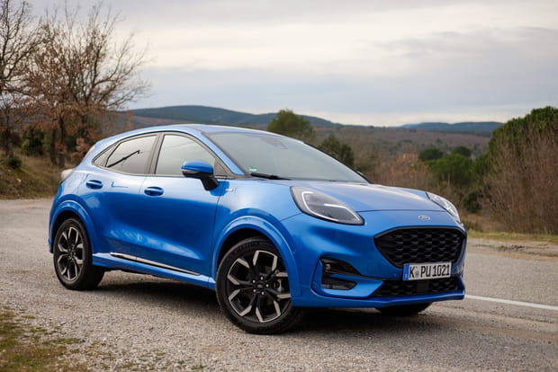 Un SUV compact agile sur la route