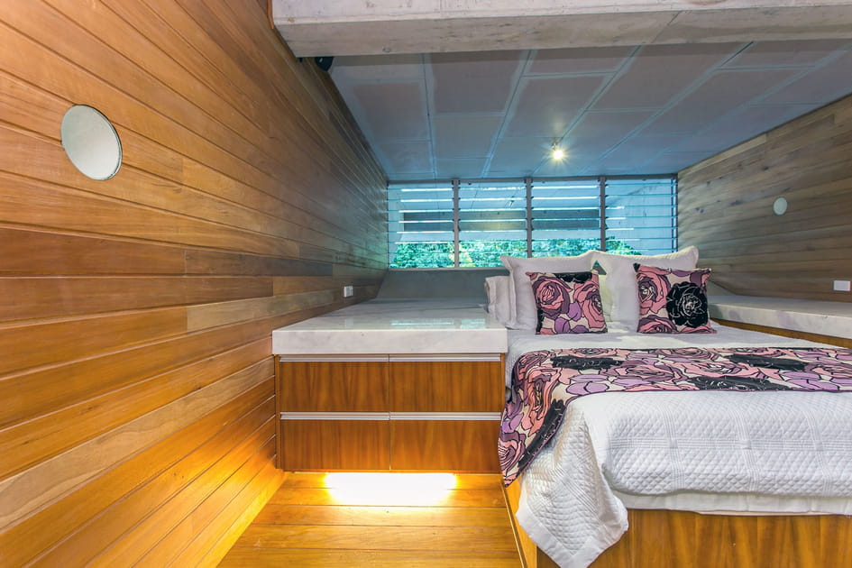 Une chambre futuriste et confortable
