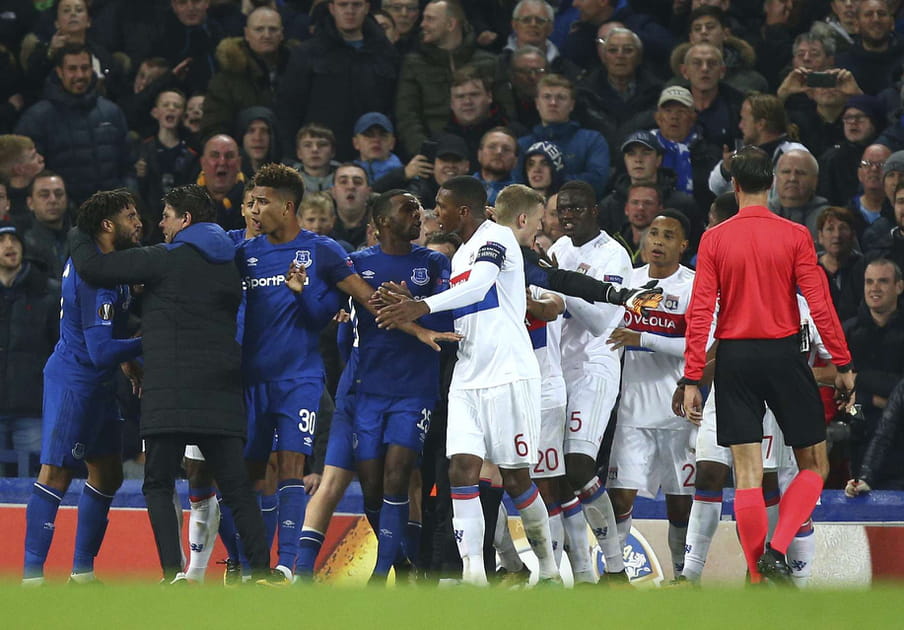 Lopes frapp&eacute; par un supporter d'Everton