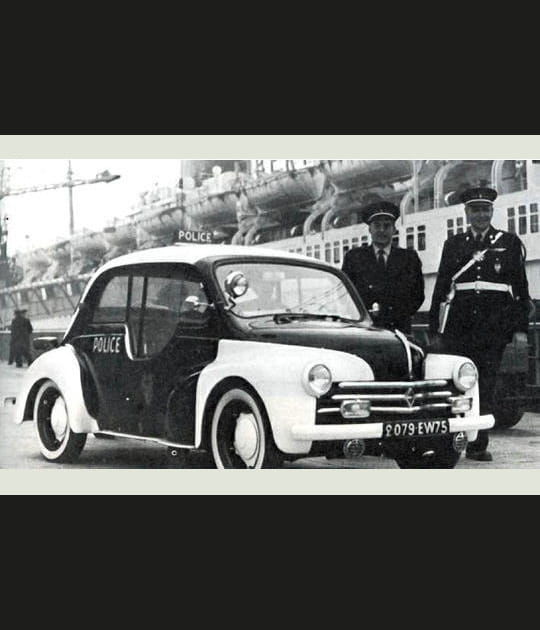 La police et leur mod&egrave;le sp&eacute;cifique de la 4CV