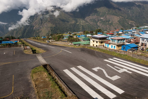 L'altiport de Lukla au milieu de l'Himalaya