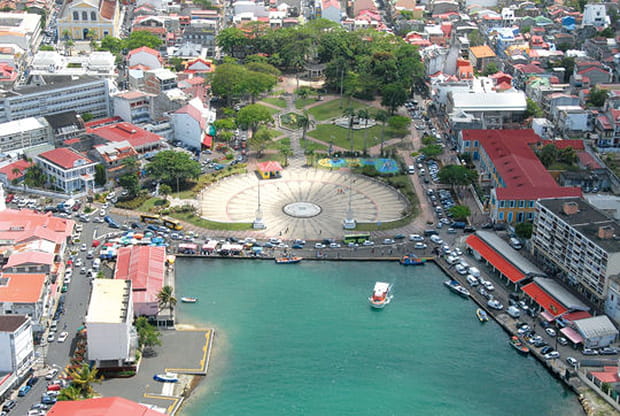 Le front de mer et la place de la Victoire
