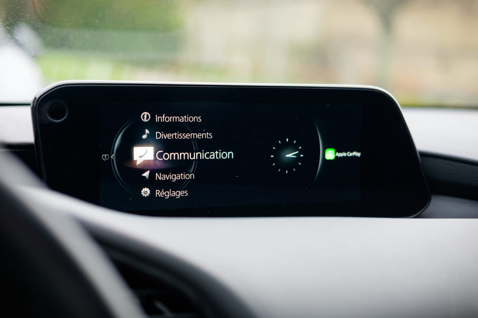 Zoom sur l'&eacute;cran central de la Mazda 3