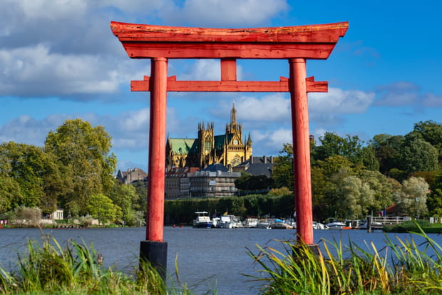 Le torii, un portail japonais en se promenant sur les berges du plan d'eau de Metz