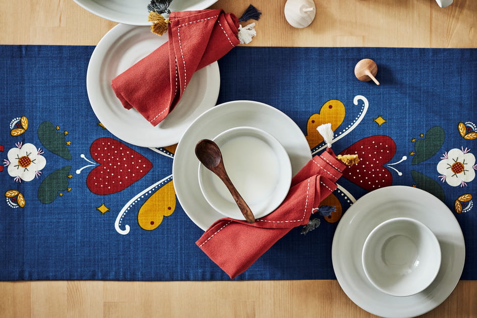 Une touche de folklore sur la table &agrave; manger