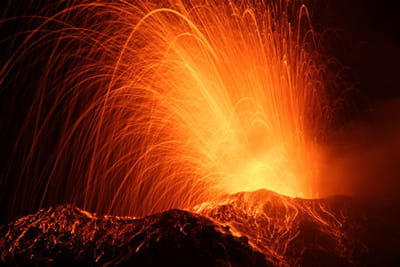 éruption volcanique du stromboli.