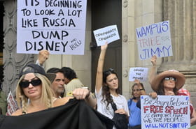 Jimmy Kimmel&nbsp;: &quot;le fascisme est l&agrave;&quot;, les stars d&eacute;noncent l'&eacute;viction de l'animateur