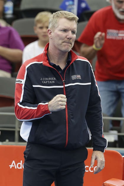 Jim Courier en interviewer sur les courts
