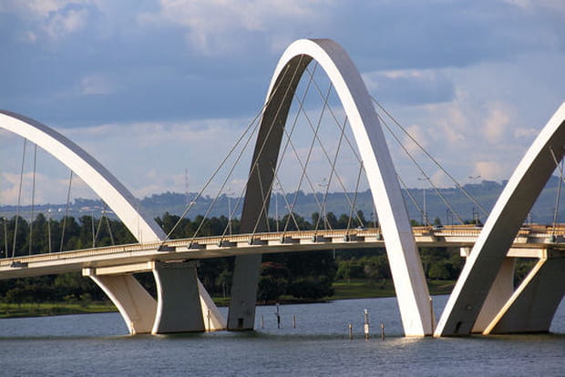 Le futuriste pont Juscelino Kubitschek