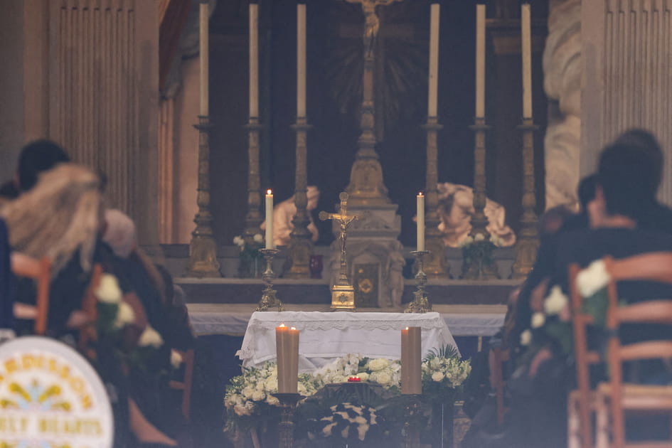 L'int&eacute;rieur de l'&eacute;glise Saint-Roch pendant les fun&eacute;railles de Thierry Ardisson