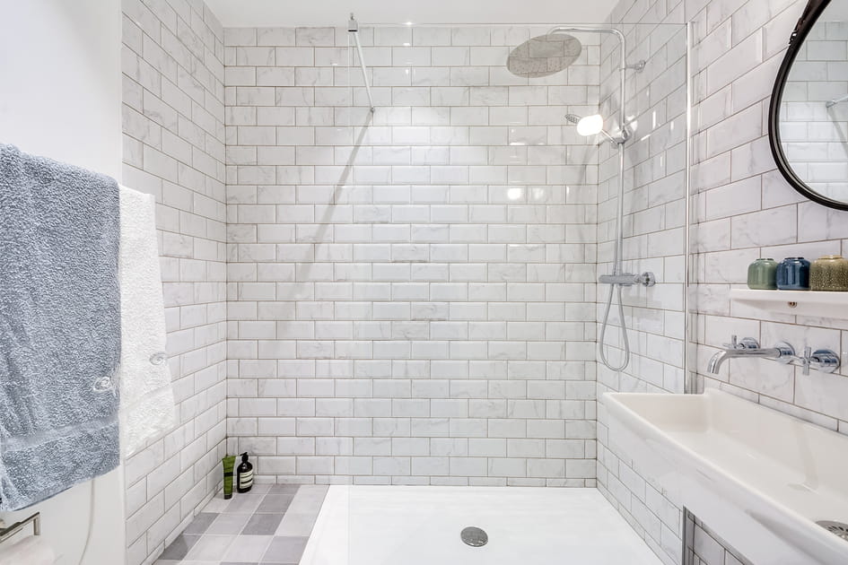 Une salle de bains en carreau de m&eacute;tro