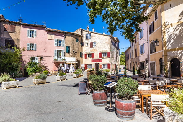 Tourtour, "le village dans le ciel de Provence" et sa place aux huit fontaines