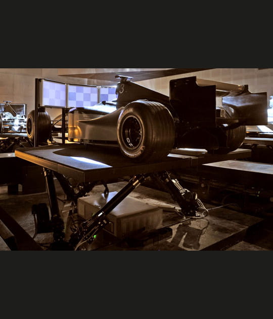 Un engin mont&eacute; sur des v&eacute;rins &eacute;lectriques