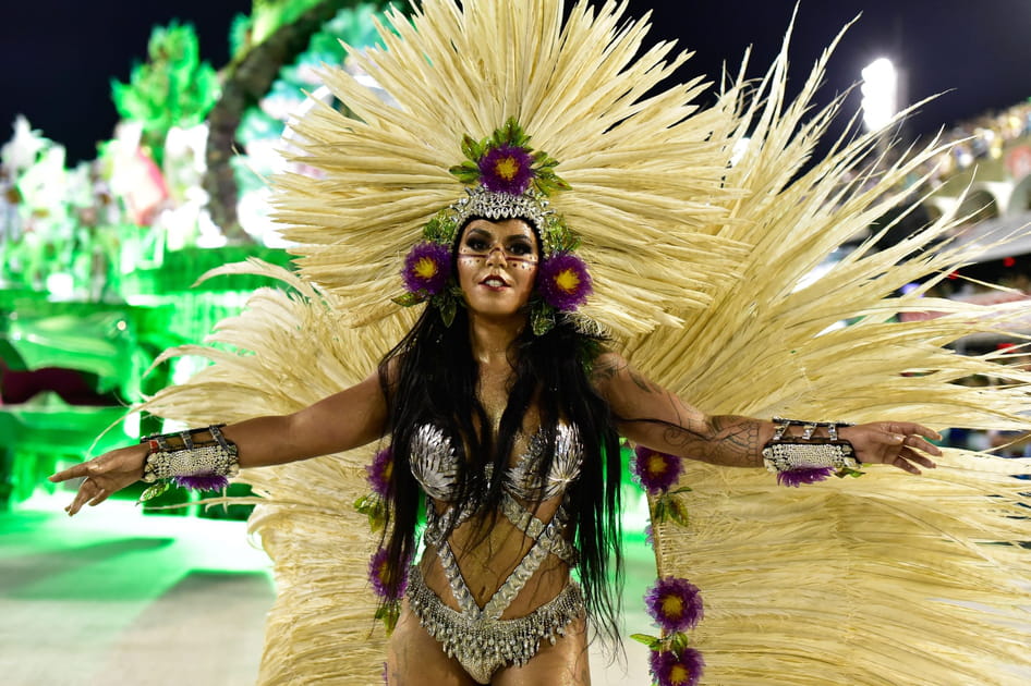 Une danseuse de samba fait le show