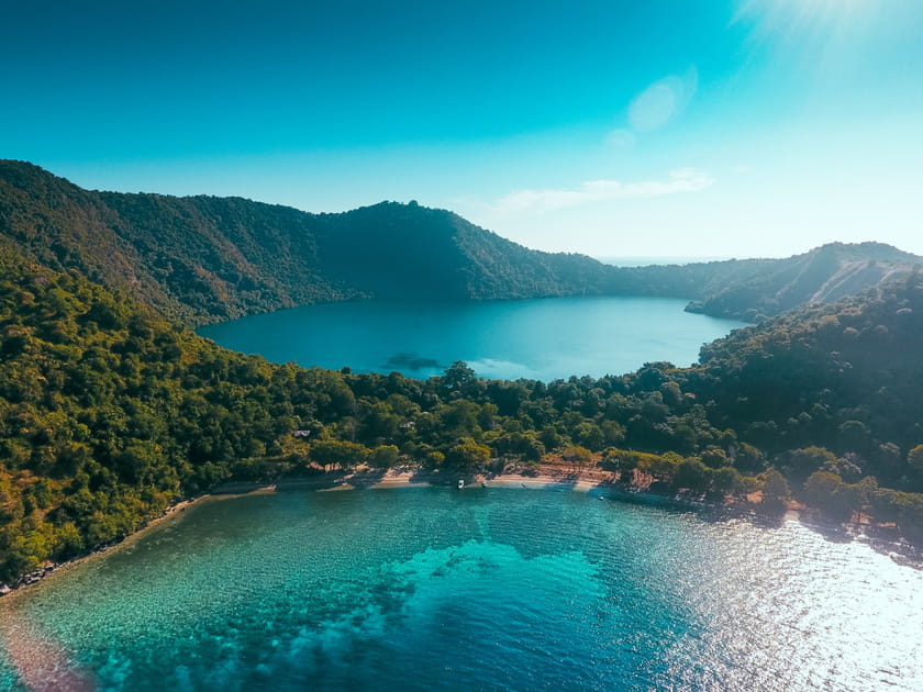 Voir le lac sal&eacute; de Satonda Island, un paradis inhabit&eacute;
