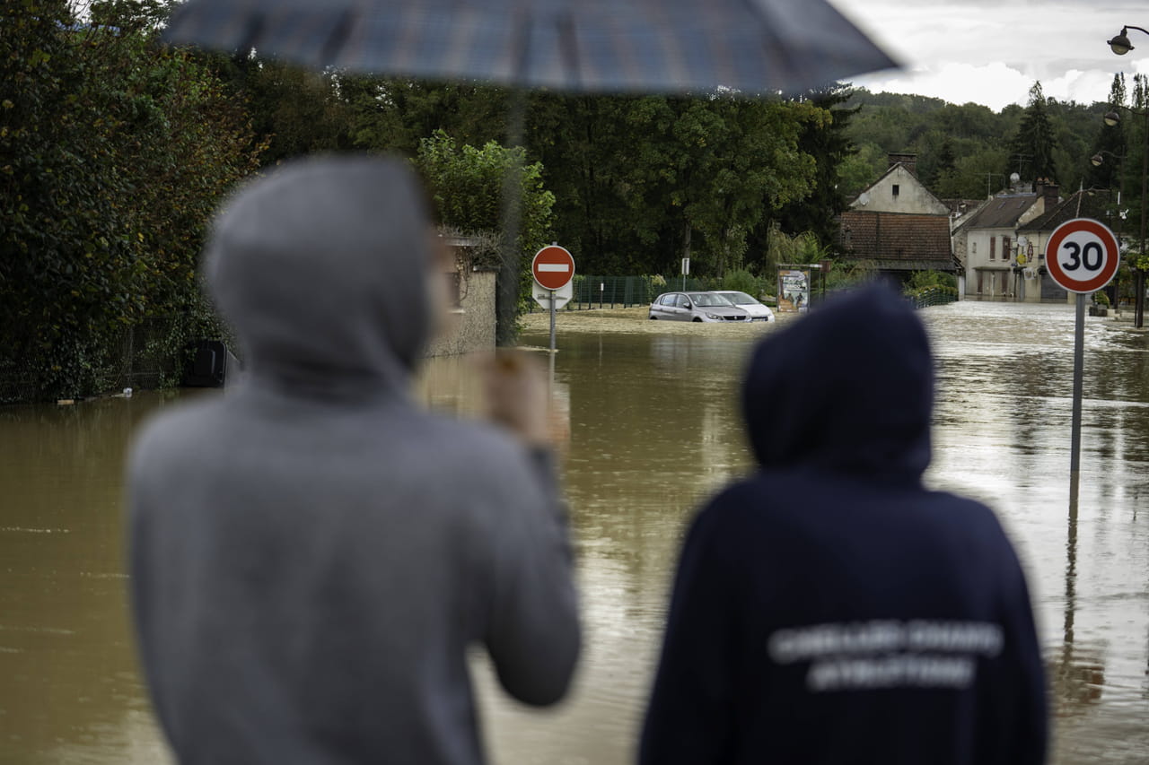 Météo : trois départements en vigilance "crues", un homme porté disparu... Images et prévisions