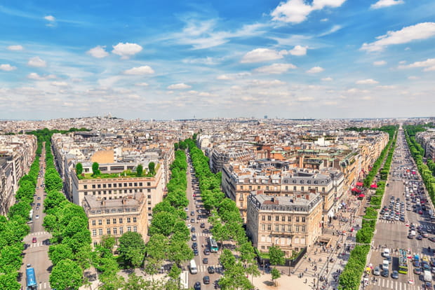 L'Arc de Triomphe au centre des Champs-Elysées
