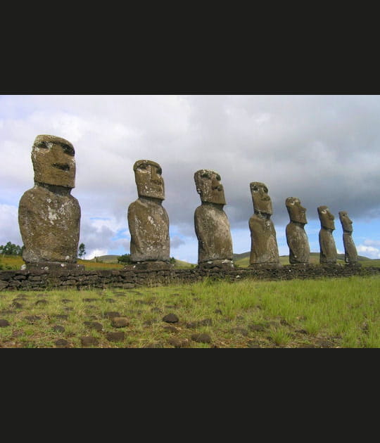 Les &eacute;nigmatiques statues moais