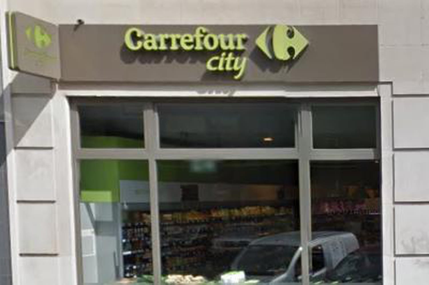 Carrefour City : un mur qui affiche des photos de voleurs présumés