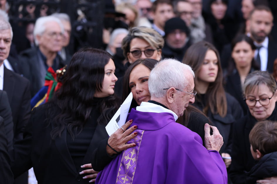 Nathalie Marquay remercie le p&egrave;re de la Morandais &agrave; l'issue de la c&eacute;r&eacute;monie