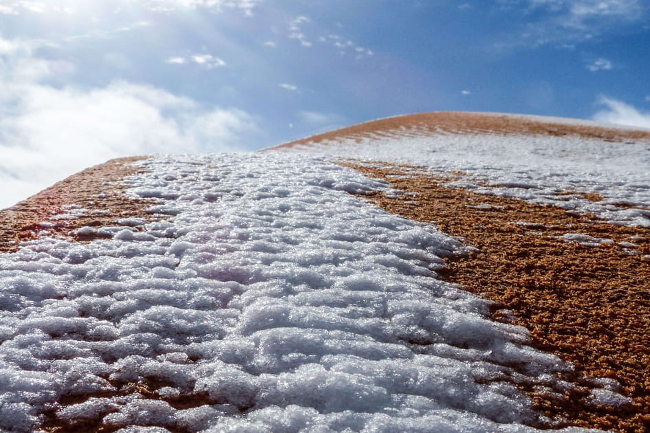 Dunes du Sahara gel&eacute;es par la neige