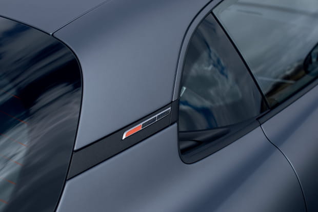 Un drapeau en fibre de carbone sur le montant arrière