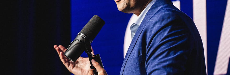 Qui &eacute;tait Charlie Kirk&nbsp;? Ses discours x&eacute;nophobes et homophobes donnent des r&eacute;ponses