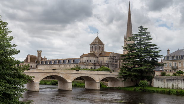 Saint-Savin, traversé par la Gartempe