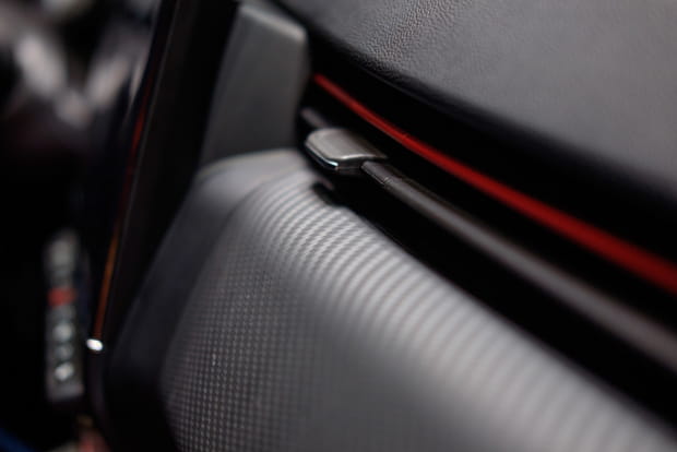 Une planche de bord remaniée, une partie en imitation carbone