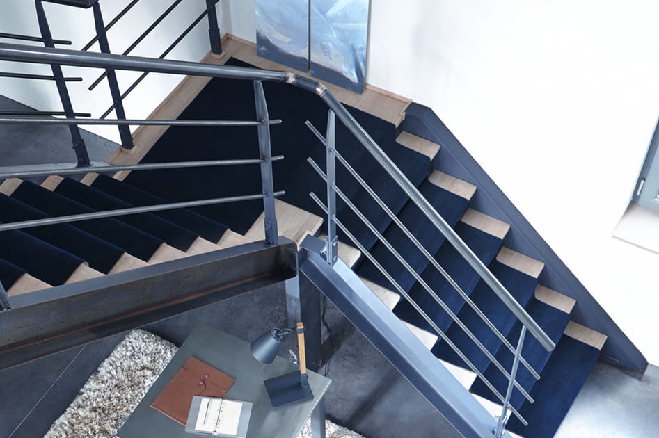 Un tapis d'escalier uni