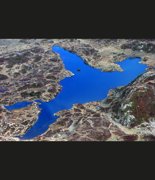 La forme &eacute;tonnante du lac Fourchu