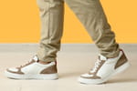 Sans vinaigre, ni bicarbonate - ce produit à deux euros est idéal pour nettoyer des chaussures sans effort