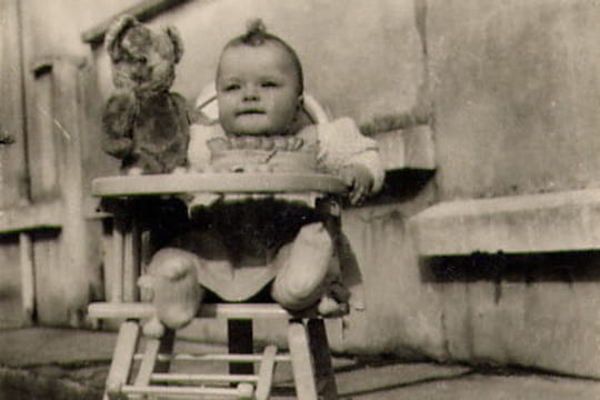 Bebe Dans Sa Chaise Haute