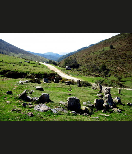 Le cromlech de la vall&eacute;e de Sorogain