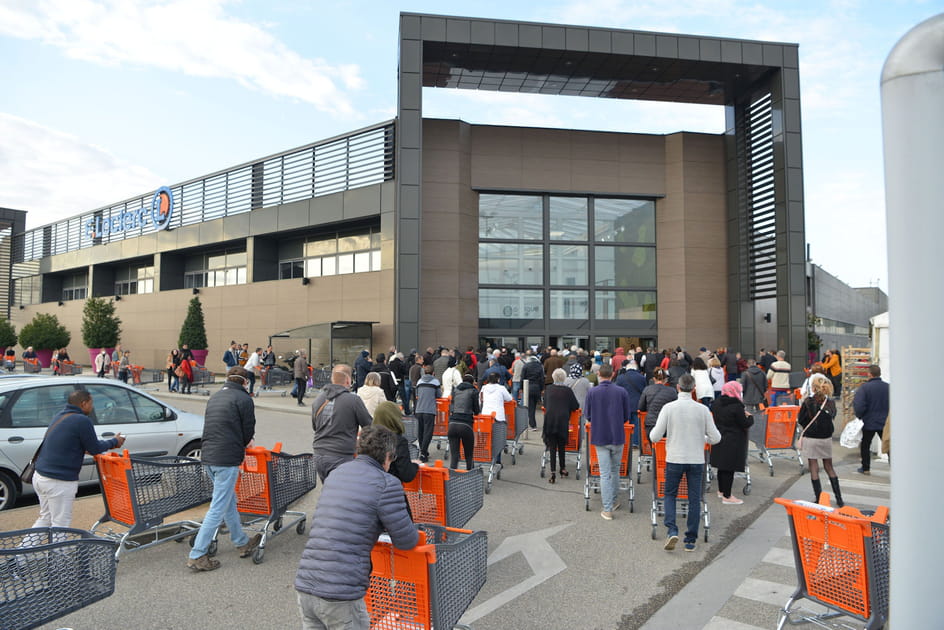 Hypermarch&eacute; pris d'assaut