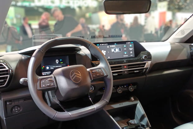 L'écran face au conducteur est plus grand dans la nouvelle Citroën C4