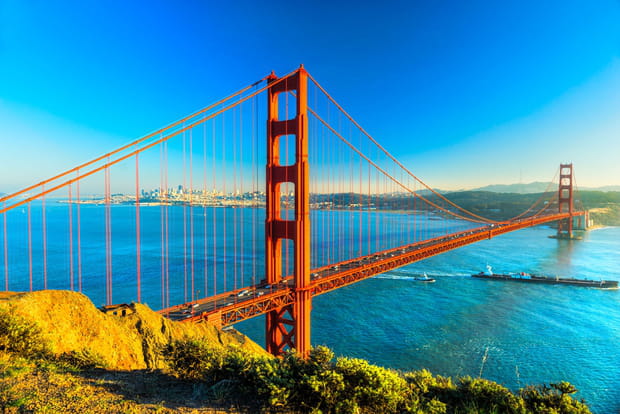 Ces 25 spots incontournables et perles cachées de San Francisco : Traverser le Golden Gate Bridge