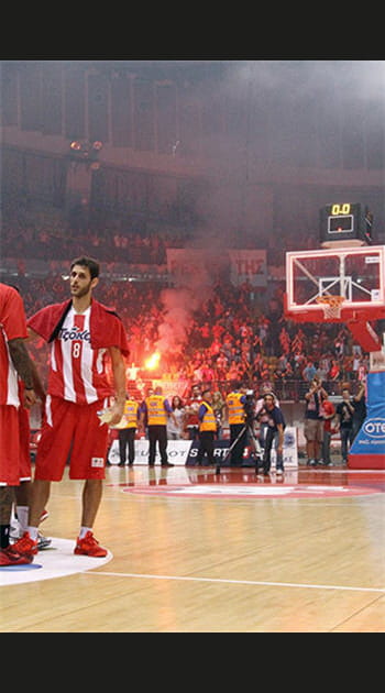 Les basketteurs grecs contre la violence dans les salles