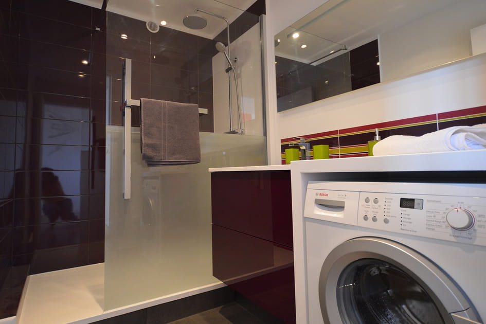Une douche semi ferm&eacute;e