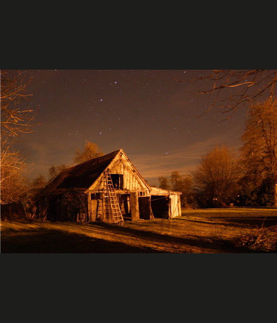 Petite grange dans la nuit