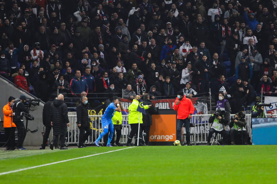 Une bouteille d'eau lanc&eacute;e sur Payet&nbsp;!