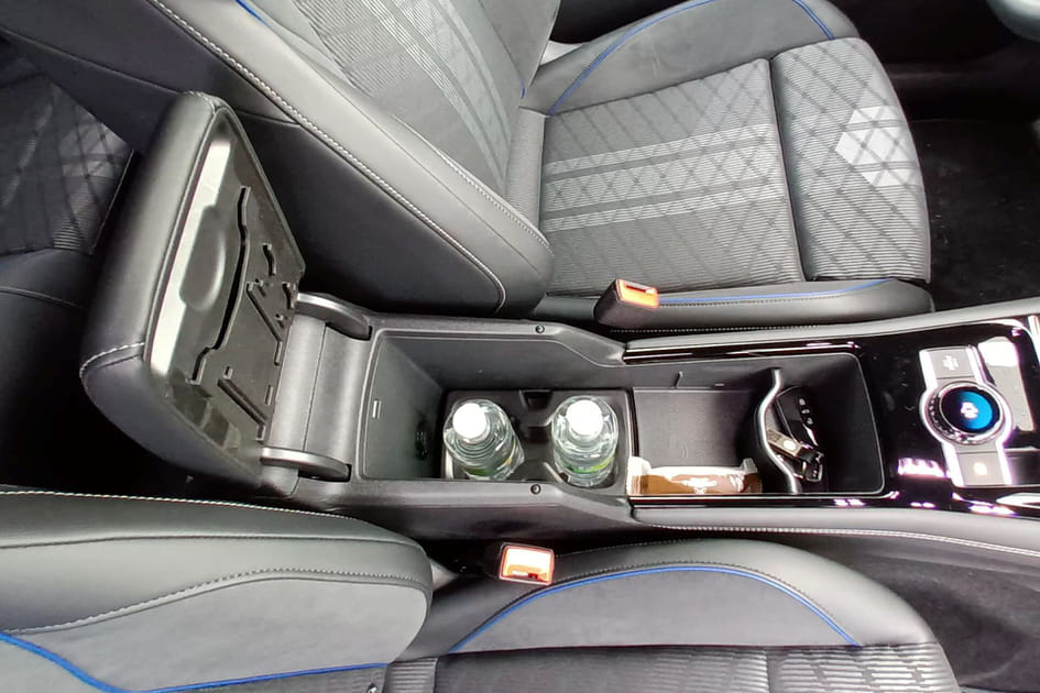 Grand et large, l'accoudoir central du Volkswagen Tayron fait la part belle aux rangements
