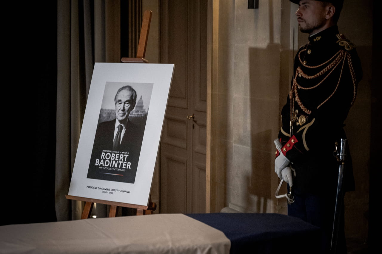 La tombe de Robert Badinter profanée : un homme arrêté, a-t-il agi par antisémitisme ?