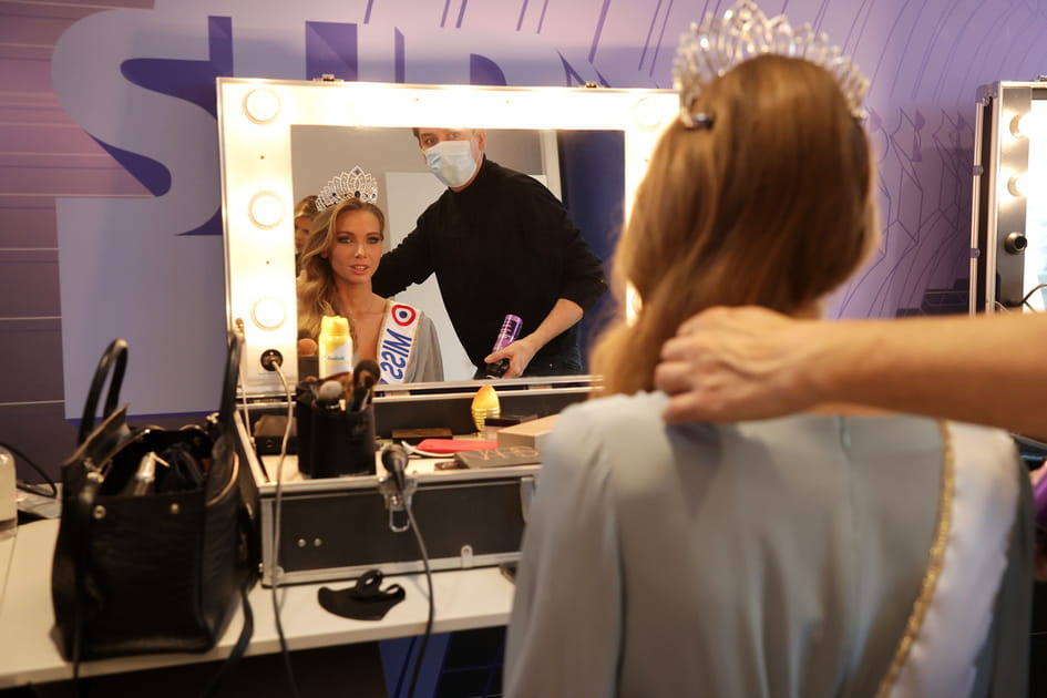 Amandine Petit se pr&eacute;pare pour le JT de TF1