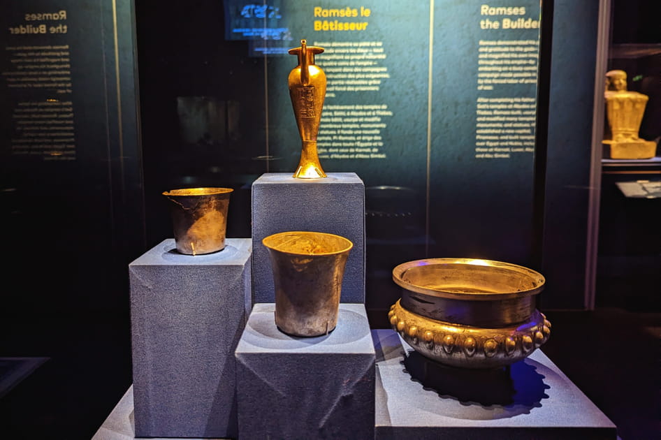 Aigui&egrave;re, calices &agrave; offrande, vase