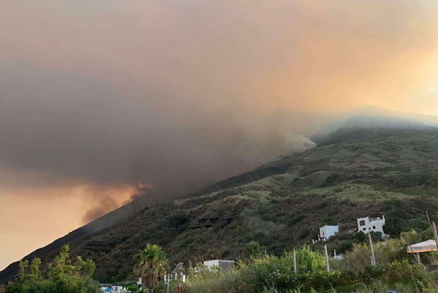 Eruption du volcan Stromboli le 3 juillet au large de la Sicile