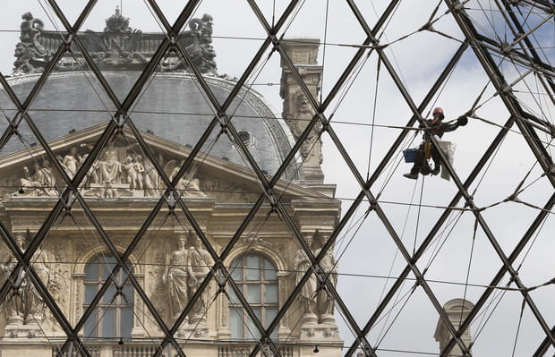 Des agents d'entretien funambules