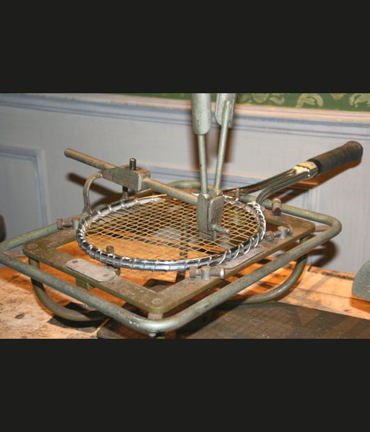 Le cordage de la raquette en acier